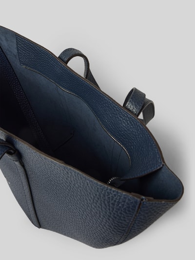 Produktfoto, Tote Bag mit Strukturmuster Modell 'Cosmo' von Abro, Hauptfach mit Reißverschluss, Strukturmuster, herausnehmbares Innenfach, schmale Schulterriemen, Logo-Detail, Navy-Blau, grobe Leder-Textur, Maße Breite 43 cm, Länge 26 cm, Tiefe 16 cm, Länge Schulterriemen 62 cm.