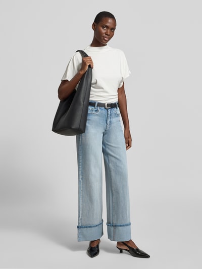 Modelka nosi jasnoniebieskie Wide Leg Jeans mit fixiertem Aufschlag Modell 'Dikan' von My Essential Wardrobe z bawełnianej mieszanki ze stretch, pięciokieszeniowy fason, szerokie nogawki z podwiniętym dołem, zapięcie na guzik i zamek, Szerokość w rozmiarze 27/32: 36 cm, długość nogawki: 80 cm, tekstura gładka, widok całej sylwetki z przodu.