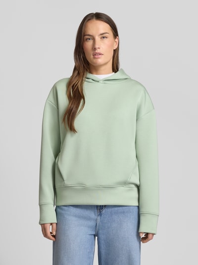 Vrouwenmodel draagt Regular Fit Hoodie uit viscosemix met steekzakken van Fynch-Hatton in lichtgroen, elastische boorden, voorkant bovenlichaam close-up.