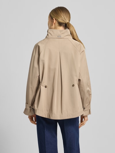 Männermodel trägt beżową Jacke aus Baumwoll-Mix mit Stehkragen Modell 'JIL' von CINQUE, prosta forma, widok całej sylwetki od tyłu