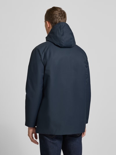 Männermodel trägt Regular Fit Parka aus Baumwoll-Mix von Barbour, Optik: Unifarben, Kapuze, wasserabweisend, Ganzkörperansicht Rückansicht.
