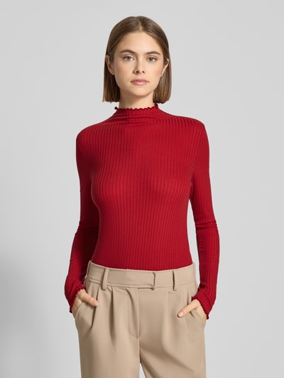 Kobiece modelka nosi Slim Fit Bluzka z długim rękawem z mieszanki lyocellu od Marc O'Polo Denim, efekt: jednolity kolor, wzór w paski, naszywka z logo, wykończenie materiału: webowa, beżowe spodnie, widok całej sylwetki z przodu.