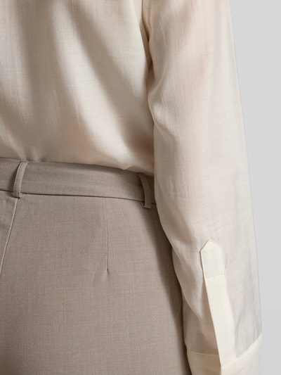 Vrouwenmodel draagt Straight Fit bandplooibroek met viscose-aandeel Model 'TEXAS' van Vero Moda, melangelook, zonder zakken, detailopname heup