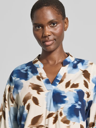 Vrouwenmodel draagt Regular fit blouse uit zuiver viscose Model 'La44ri' van ZABAIONE, all-over look, v-hals, detailopname bovenlichaam.