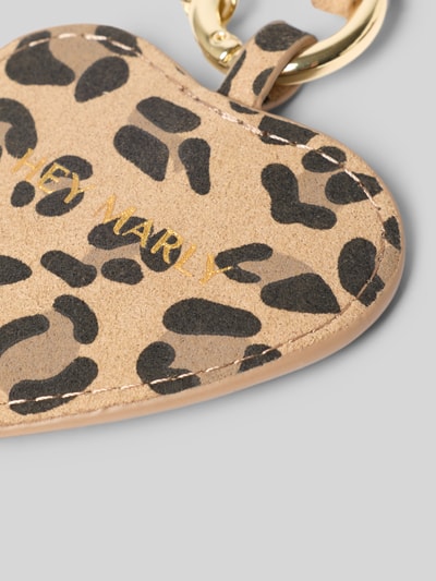 Produktfoto, Schlüsselanhänger in Allover-Animal-Print Modell 'Heart' von Hey Marly, beige-brauner Animal-Print, goldfarbener Schriftzug, Karabinerhaken, strukturierte Lederoptik