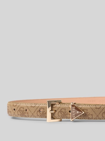 Productfoto, smalle riem met all-over logo print, goudkleur, model 'Noelle' van GUESS, 2 cm breed, detailopname, damesriem
