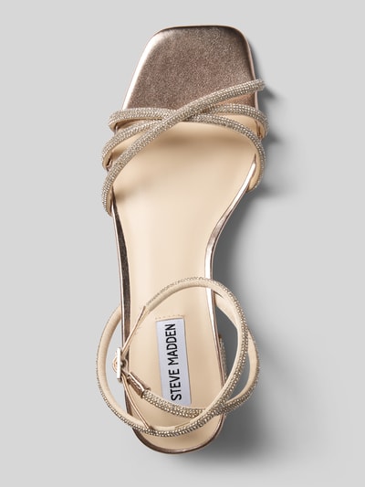 Produktfoto, Sandaletten mit Allover-Strasssteinbesatz Modell 'Cerena' von Steve Madden, eckige Passform, offene Ferse, Absatzhöhe 5 cm, hellgoldene Farbe, glatte und funkelnde Texturen.