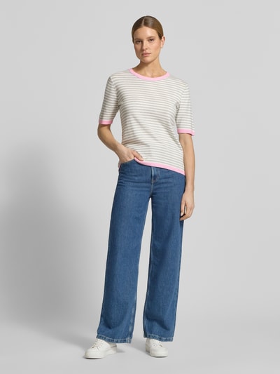 Vrouwenmodel draagt Relaxed Fit T-Shirt uit viscosemix model 'Zanti' van FREE/QUENT, gebreide look, half mouw, ronde hals, elastische boorden, wit met roze en grijze strepen, dames t-shirt, lengte achterzijde maat S 57 cm, mouwlengte maat S 26 cm, vooraanzicht volledige lichaamsopname.