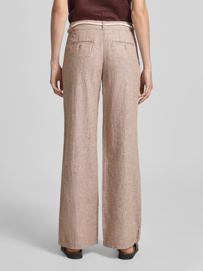 Frauenmodel trägt Hose aus Leinen-Baumwoll-Mix mit Bindegürtel von Christian Berg Woman, Wide Leg, Eingrifftaschen, Ganzkörperansicht Rückansicht.