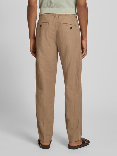 Männermodel trägt Straight Leg Leinenhose mit Tunnelzug Modell 'LEROY' von SELECTED HOMME, Unifarben, Leinen-Baumwoll-Mix, Ganzkörperansicht Rückansicht.