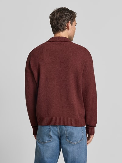 Männermodel trägt gebreide pullover met polokraag Model 'BEKKET' van DRYKORN in katoenmix, los model, ribboorden, Ganzkörperansicht Rückansicht.