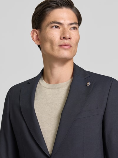 Männermodel trägt Slim Fit 2-Knopf-Sakko aus Schurwoll-Mix von CG – CLUB of GENTS in Dunkelblau, feine Textur, Nahaufnahme Oberkörper. Modell 'Carver', Reverskragen, aufgesetzte Taschen.
