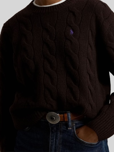 Frauenmodel trägt Regular Fit Strickpullover aus Woll-Kaschmir-Mix von Polo Ralph Lauren in Dunkelbraun mit Zopfmuster, Nahaufnahme Oberkörper, Damen Strickpullover von Polo Ralph Lauren.
