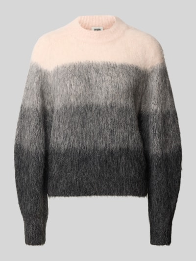 Produktfoto, Relaxed Fit Strickpullover aus Woll-Mix mit Alpaka-Anteil von DRYKORN, Modell GINNIFER, Streifen-Muster in Rosa und Grau, strukturierte, weiche Oberfläche