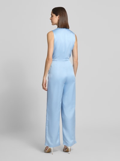 Vrouwenmodel draagt Jumpsuit aus Satin mit Bindegürtel van Christian Berg Cocktail in lichtblauw satin, licht getailleerde fit, rechte pijpen, rundhals, riem op taillehoogte, achterste naadrits, ruglengte 42 cm, borstwijdte 42 cm, totale lengte 155 cm, binnenbeenlengte 81 cm, volledige lichaamsweergave achteraan.