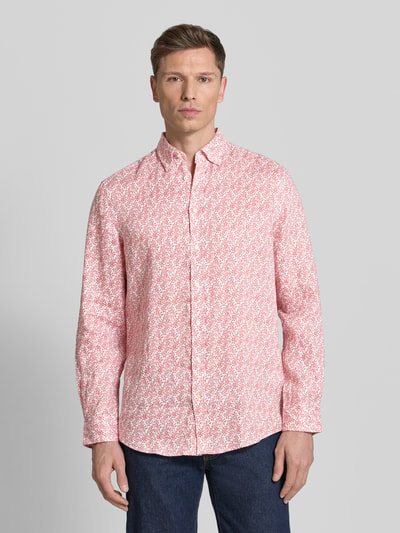 Männermodel trägt Slim Fit Leinenhemd aus reinen Leinen von Christian Berg Men in Rot-Weiß mit Button-Down-Kragen, Ganzkörperansicht von vorne. Herren Hemden-Kontext: Durchgehende Knopfleiste, abgerundeter Saum, langärmelig mit Sportmanschetten, Rückenlänge 76 cm, Schulterbreite 49 cm, Ärmellänge 65 cm.
