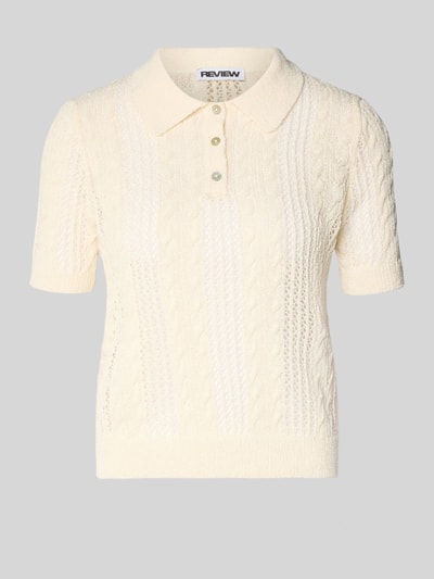 Produktfoto, Slim Fit Poloshirt in Strick-Optik Modell 'Ajour' von Review in Creme mit Loch-Optik, kurzem Arm und Polo-Kragen, strukturierte Oberfläche.