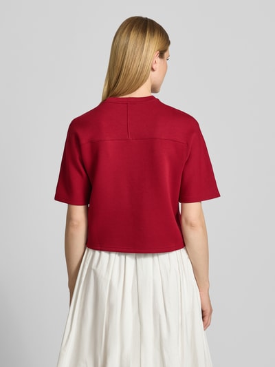 Männermodel trägt Relaxed Fit T-Shirt mit Rundhalsausschnitt Modell 'Maelee' von MSCH Copenhagen, czerwony, gładka faktura, Ganzkörperansicht Rückansicht, damska koszulka, długość pleców w rozmiarze XS/S: 53 cm