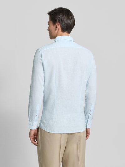 Männermodel trägt Slim Fit Freizeithemd aus Leinen-Mix Modell 'Steven' von CINQUE in Hellblau mit Kentkragen, Langärmelig, Rückenansicht. Baumwoll-Leinen-Mix, durchgehende Knopfleiste, Rückenlänge 68 cm, Schulterbreite 42 cm, Ärmellänge 65 cm bei Größe M.
