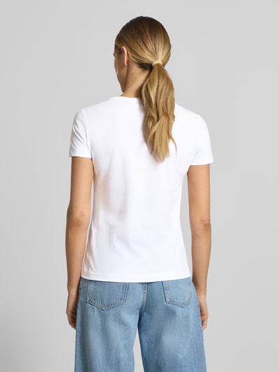 Frauenmodel trägt Regular Fit T-Shirt aus reiner Baumwolle Modell 'C-Elove_4' von BOSS Orange, Optik: Unifarben, Ganzkörperansicht Rückansicht.