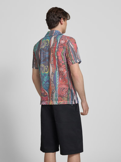 Mężczyzna nosi Slim Fit Freizeithemd in Strick-Optik Modell 'resort' von COLUCCI, mix materiałów z bawełną, krótki rękaw, kołnierz rewersowy, pełny guzik, kolorowy wzór, krój slim fit, długość pleców w rozmiarze M: 71 cm, szerokość w rozmiarze M: 46 cm, długość rękawa w rozmiarze M: 11 cm, widok całej sylwetki z tyłu.