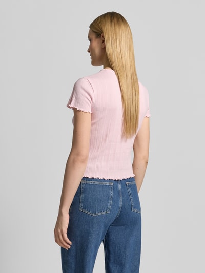 Frauenmodel trägt T-Shirt mit Muschelsaum von JAKE*S STUDIO WOMAN in Rosa, reine Baumwolle, gerader Schnitt, Rückenansicht Ganzkörperansicht.