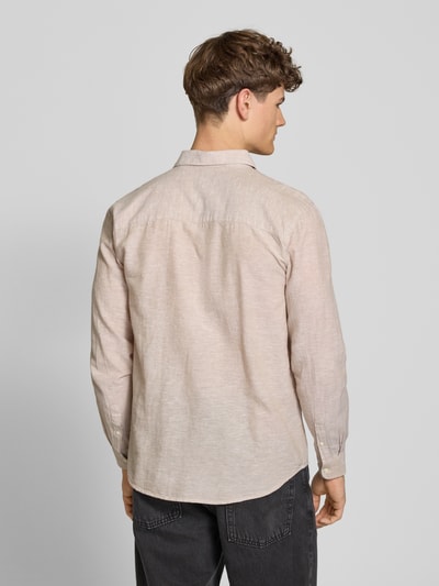 Męski model nosi Slim Fit Freizeithemd aus Baumwoll-Leinen-Mix Modell 'CAIDENLS SOLID' od Only & Sons, jasny beż, widok całej sylwetki z tyłu.