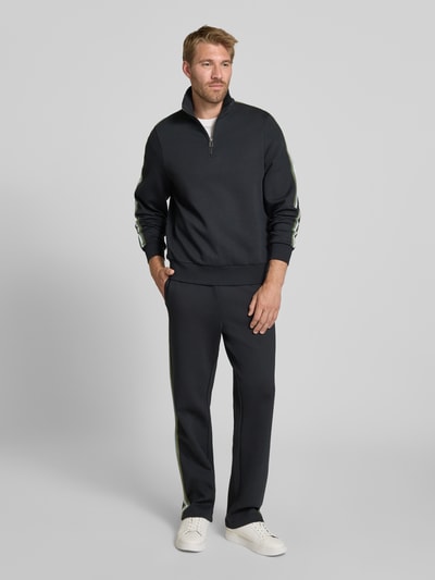 Männermodel trägt Sweatshirt aus Baumwoll-Mix von Paul Smith in Dunkelblau mit lockerer Passform, Troyer-Kragen, elastische Abschlüsse, Rückenlänge 68 cm, Ärmellänge 70 cm, Ganzkörperansicht von vorne.
