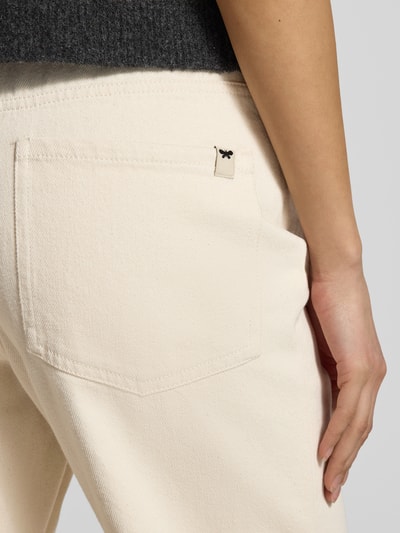 Männermodel trägt Relaxed Fit Wide Leg Jeans aus reiner Baumwolle Modell 'GESTO' von oni, efekt: jednolity kolor, krój relaxed fit, długość do kostek, naszywka z logo, detal z logo, szlufki na pasek, zapięcie na guzik i zamek błyskawiczny, 5 kieszeni, wykończenie materiału: splot twill, bawełna, detailaufnahme.