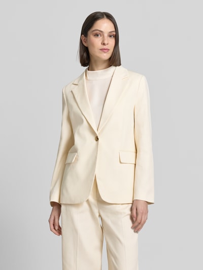 Frauenmodel trägt Blazer mit Pattentaschen Modell 'Nulani' von Someday in Creme, Material-Mix, Straight Fit, Nahaufnahme Oberkörper.