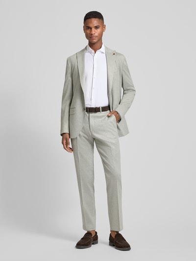 Męski model nosi Slim Fit Anzug mit steigendem Revers od Roy Robson, jasnoszary kolor, lekka faktura, krój slim fit, z ozdobnym wykończeniem, kołnierz z wyłogiem wznoszącym się, kieszeń na piersi, kieszenie z patkami, zapięcie na dwa guziki, tkanina z domieszką wiskozy, szerokość w rozmiarze 50: 44 cm, długość pleców: 71 cm, szerokość ramion: 44 cm, długość rękawa: 65 cm, długość wewnętrzna nogawki: 79 cm, całkowity widok z przodu.