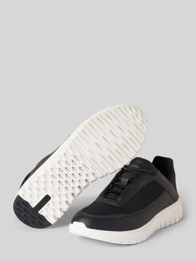 Produktfoto, czarne Sneakersy z zaokrąglonym czubkiem, wiązaniem, detalem z logo, gumowa podeszwa Geox, wysokość obcasa 3 cm, wysokość cholewki 5 cm, szerokość w rozmiarze 44: 7 cm