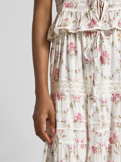 Vrouwenmodel draagt maxirok uit puur katoen Model 'Fippo' van Neo Noir met bloemen all-over print, detailopname zijaanzicht.