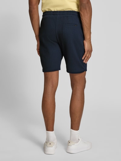 Männermodel trägt Shorts mit Strukturmuster und elastischem Bund von bugatti in Dunkelblau, reine Baumwolle, Regular Fit, Ganzkörperansicht Rückansicht.