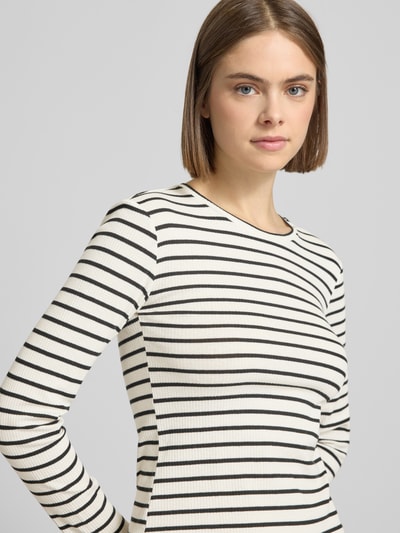 Kobiece model prezentuje Slim Fit Langarmshirt aus Baumwoll-Mix od Pieces, dwukolorowe, prążkowany materiał, wzór w paski, dekolt okrągły, długi rękaw, z przodu zbliżenie na górną część ciała.