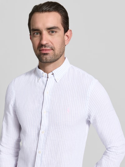 Mannelijk model draagt meerkleurig Slim fit vrijetijdsoverhemd van puur linnen met gestreept patroon van Polo Ralph Lauren, nahaufnahme bovenlichaam.