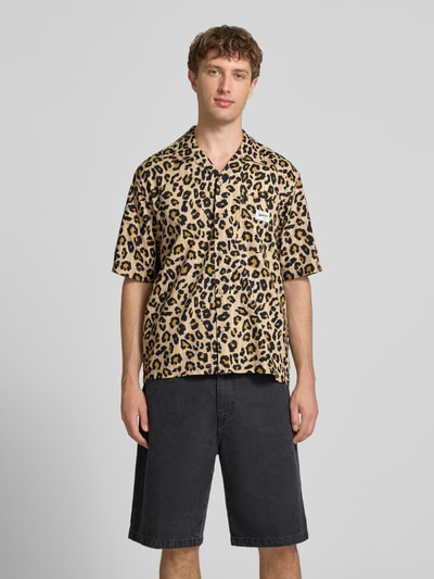 Männermodel trägt Relaxed Fit Freizeithemd aus reiner Baumwolle Modell 'ZEKE' von Only & Sons mit Leopardenmuster, Herren, Ganzkörperansicht von vorne.