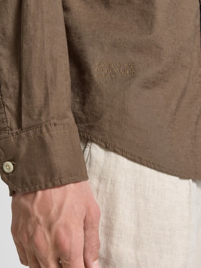 Männermodel trägt Regular Fit Freizeithemd mit Button-Down-Kragen von camel active, leinenmix met katoen, detailaufnahme rechter zij en mouw