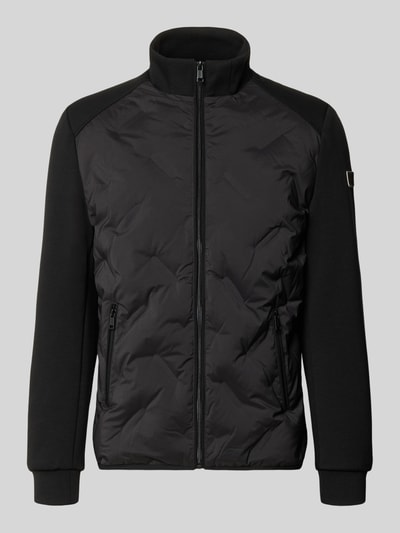 Produktfoto, schwarze Steppjacke mit Reißverschlusstaschen von GUESS, Slim Fit, Stehkragen, Label-Patch am Ärmel, glatte und gesteppte Textur