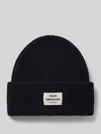 Produktfoto, zwarte ribgebreide beanie uit wolmix met brede omslag en labelpatch, Beanie aus Woll-Mix Modell 'Tosca Anju' van MADS NØRGAARD, elastische structuur.
