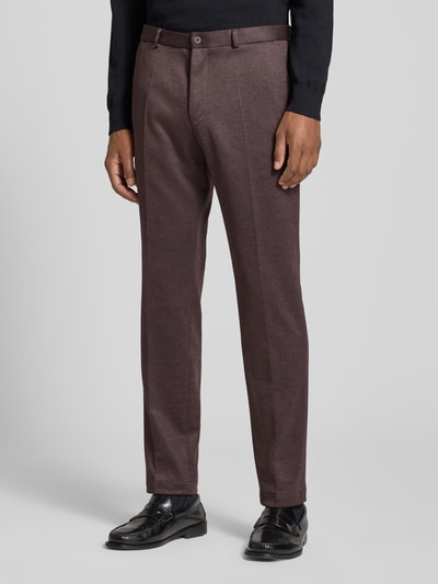 Männermodel trägt Slim Fit Anzug mit Stretch-Anteil von ROY ROBSON in Dunkelbraun, glatte Textur, Nahaufnahme Unterkörper, Produktkontext integriert.