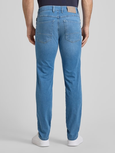Männermodel trägt Regular Fit Jeans mit Eingrifftaschen von bugatti in Blau, Baumwoll-Mix mit Stretch-Anteil, Ganzkörperansicht Rückansicht.