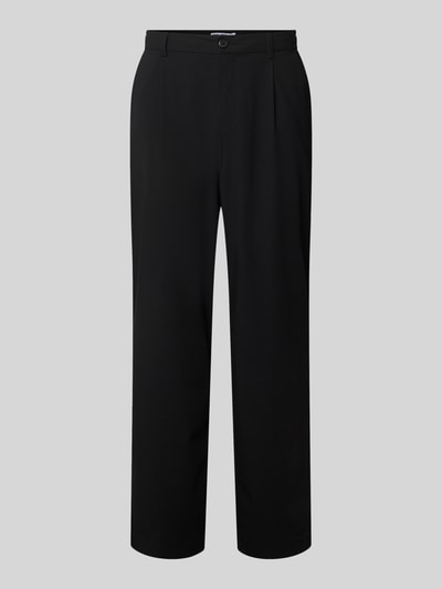 Produktfoto, Regular Fit Bundfaltenhose mit Gesäßtaschen von REVIEW in Schwarz, Material-Mix mit Viskose-Anteil, glatte Textur, Vorderansicht.