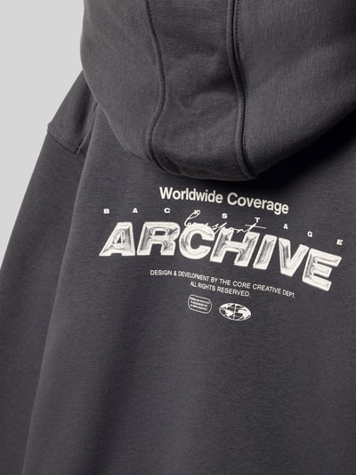 Produktfoto, Hoodie aus Baumwoll-Mix Modell 'COMINERAL' von Jack & Jones in Dunkelgrau mit Label-Print, weicher Struktur und Kapuze.