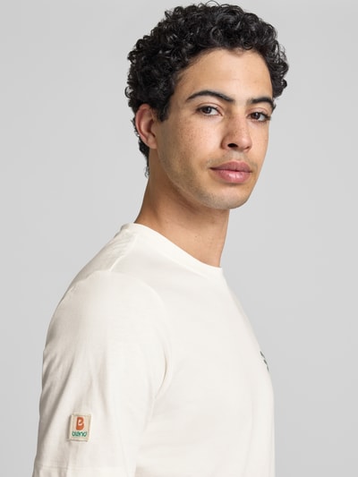 Männermodel trägt Herren T-Shirt von Blend, Reine Baumwolle, Rundhalsausschnitt, Modell 'SUN PALMS', Nahaufnahme Oberkörper.