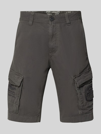 Produktfoto, Bermudas mit Pattentaschen und Label-Stitchings von PME Legend in Grau, Straight Fit, robuste Baumwollstruktur, seitliche Eingrifftaschen, Pattentaschen mit Klettverschluss, Gesäßtaschen, Motiv- und Label-Stitchings, Label-Details, Bundweite 41 cm, Innenbeinlänge 26 cm bei Größe 32.