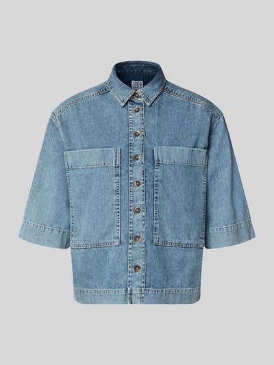 Produktfoto, Relaxed Fit Hemdbluse in Denim-Optik von Emily Van den Bergh, reine Baumwolle, halbarm, blaue Knopfleiste, Brusttaschen