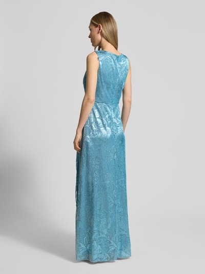 Frauenmodel trägt Abendkleid mit Knoten-Detail und V-Ausschnitt von Adrianna Papell in Hellblau, A-Linie, Maxikleid, Rückansicht, Rückenlänge bei Größe 36: 15 cm, Brustweite 45 cm, Reißverschluss. Ganzkörperansicht Rückansicht.