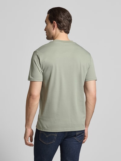 Männermodel trägt T-Shirt mit Rundhalsausschnitt von CK Calvin Klein in Hellgrün, Baumwoll-Mix, Regular Fit, Rückansicht Ganzkörperansicht.
