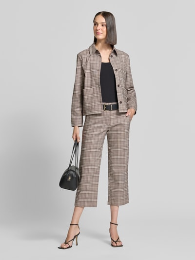 Frauenmodel trägt Straight Fit Hose aus Viskose-Mix Modell 'Rexo' von FREE/QUENT, kariertes Muster in Braun, verkürzte Passform, Ganzkörperansicht von vorne. Elastischer Viskose-Mix, Knopf- und Reißverschluss, Bundweite S 38 cm, Innenbeinlänge S 62 cm.